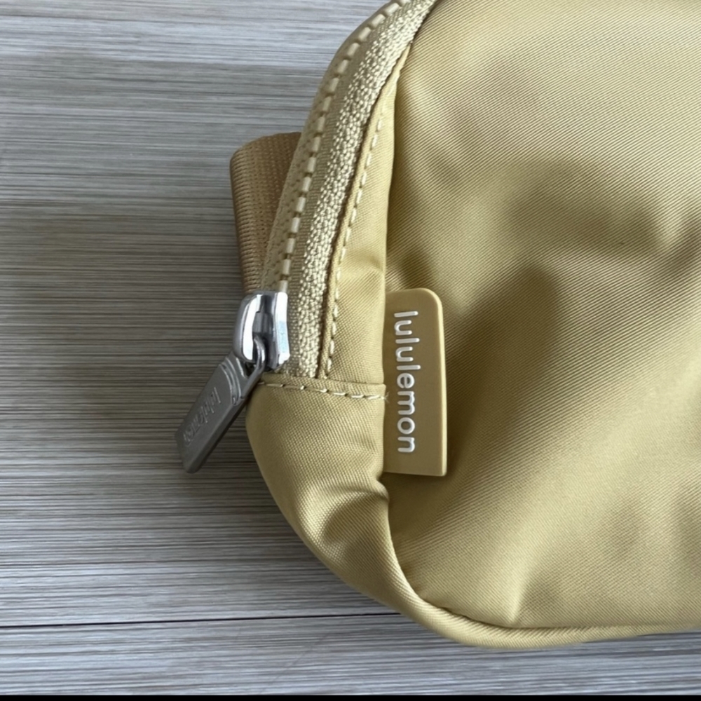 NWT 🍋 Lululemon 🍋Everywhere Belt Bag- Golden sand NWT Very Rare Color - Picture 7 of 10